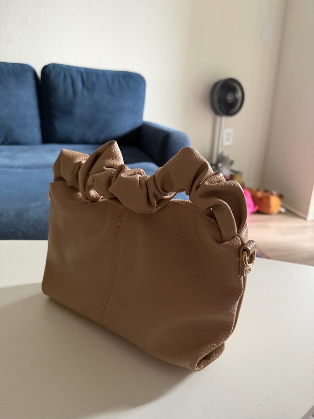 Women’s Tan Scrunch Handle Shoulder Bag - Picture 3 of 6